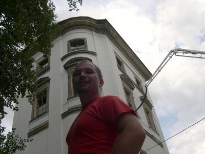 ARCHITEKT PŘEMYSL KOKEŠ (na sn&iacute;mku) se ujal zanedban&eacute; ruiny z&aacute;mku s velkou vervou. Foto: Jaroslav Huben&yacute; [Z&aacute;meček by se měl st&aacute;t obl&iacute;ben&yacute;m c&iacute;lem v&yacute;letn&ia, 4.7.2007]