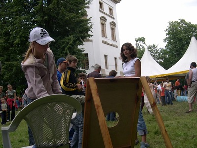 Při otev&iacute;r&aacute;n&iacute; z&aacute;mečku panovala skvěl&aacute; n&aacute;lada. [Z&aacute;meček v&iacute;tal prvn&iacute; hosty, 9.7.2007]