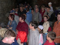 Řada n&aacute;vštěvn&iacute;ků si nenechala uj&iacute;t překr&aacute;sn&eacute; z&aacute;meck&eacute; sklepy. Foto: DEN&Iacute;K/Jaroslav Huben&yacute; [Z&aacute;meček v&iacute;tal prvn&iacute; hosty, 9.7.2007]