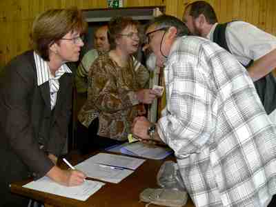 Vlevo Věra Luxov&aacute;, matka šesti dět&iacute;, vpravo V&aacute;clav Ž&aacute;ček, okresn&iacute; manager KDU-ČSL - kulturn&iacute; dům Rudoltice [M&iacute;sto kari&eacute;ry dali přednost v&yacute;chově dět&iacute;, 25.9.2007]